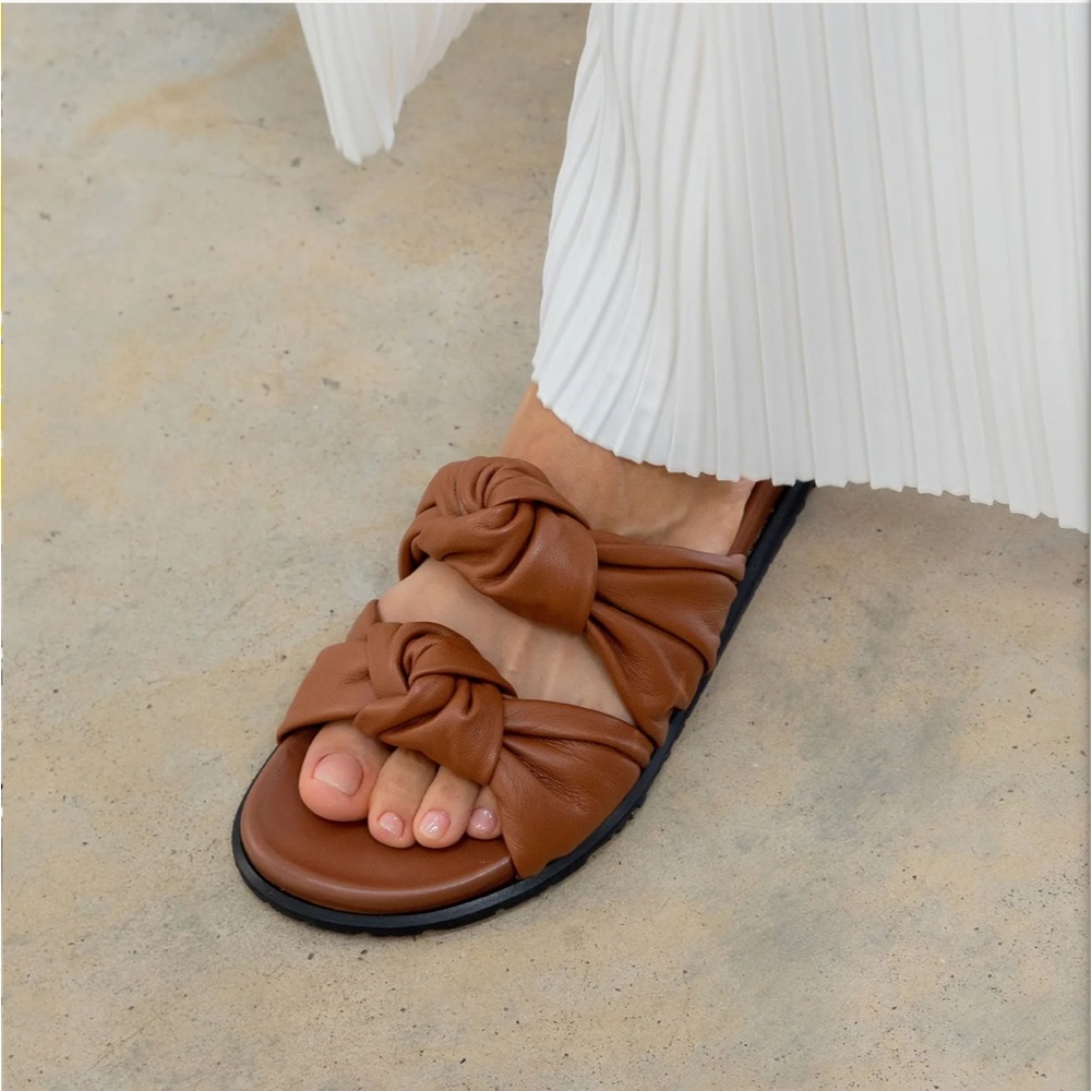 Dear Frances Soft leather knot slide